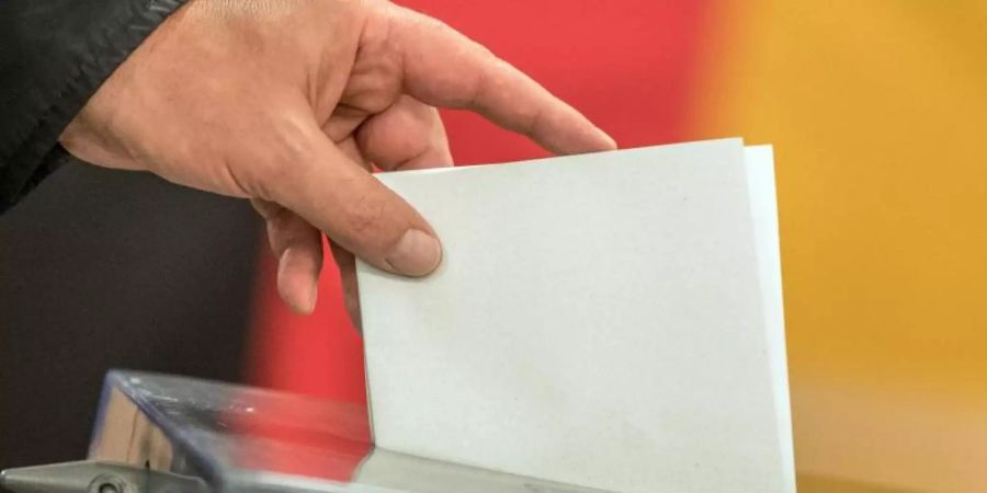 Ein Wähler wirft seinen Stimmzettel zur Bundestagswahl in die Wahlurne. Foto: Michael Kappeler/dpa
