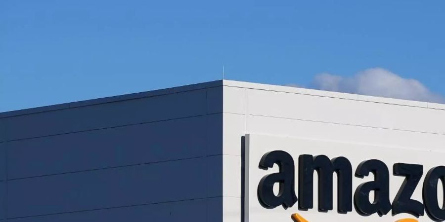 Der Online-Riese Amazon hat seine Webseite für Kundinnen und Kunden in Schweden auf den Weg gebracht. Foto: Ronny Hartmann/dpa-Zentralbild/dpa