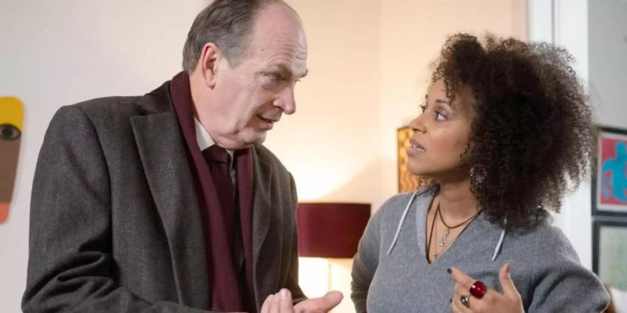 Markus Gellert (Herbert Knaup) hat die Verteidigung der Sängerin Shari Okoye (Grace Risch) übernommen. Foto: Georges Pauly/ARD/dpa