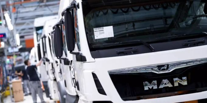 Der Lastwagenbauer MAN gehört zur VW-Lkw-Tochter Traton. Die VW-Nutzfahrzeugholding Traton und ihr japanischer Partner Hino wollen zusammen künftig Elektro-Lkw entwickeln. Foto: Sven Hoppe/dpa Der Lastwagenbauer MAN gehört zur VW-Lkw-Tochter Traton. Die VW-Nutzfahrzeugholding Traton und ihr japanischer Partner Hino wollen zusammen künftig Elektro-Lkw entwickeln. Foto: Sven Hoppe/dpa