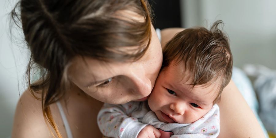 Frau mit Neugeborenem