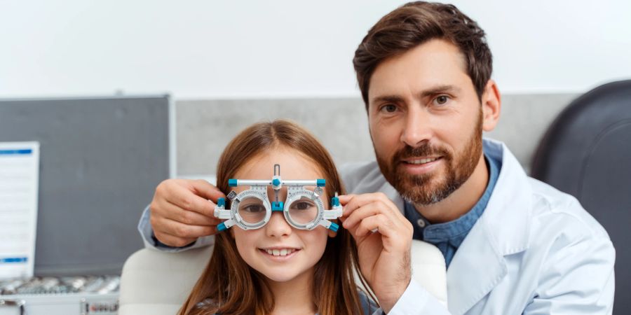 Mädchen Testbrille Augenarzt