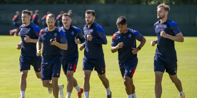 Bradley Fink (r.) ist beim Trainings-Start nach seiner Leihe zu GC zurück beim FC Basel. FC Basel