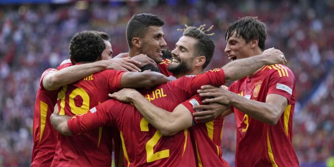 Jubel bei den Spaniern nach dem Tor zum 3:0 gegen Kroatien. EM 2024