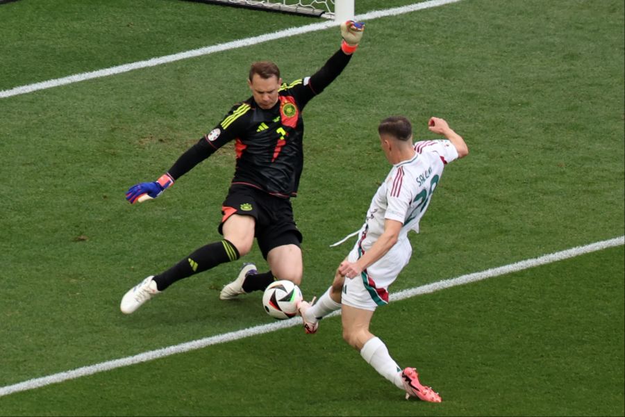 Deutschland-Keeper Manuel Neuer muss schon nach wenigen Sekunden gegen Roland Sallai retten.