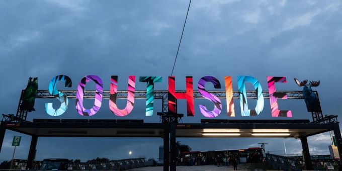 Der Schriftzug «SOUTHSIDE» ist über dem Haupteingang Ost beim Southside Festival in der Abenddämmerung zu sehen. Southside
