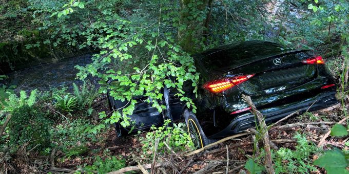 Autofahrer landet bei Unfall in Horw in Wald. Unfall