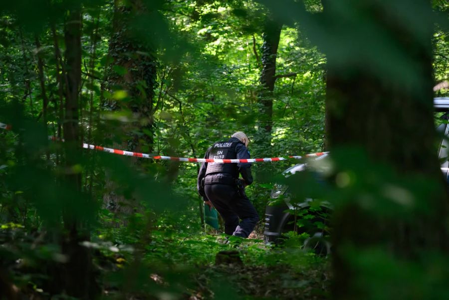 Die Polizei geht von einem Gewaltverbrechen aus. Ein Sexualdelikt liegt offenbar nicht vor.