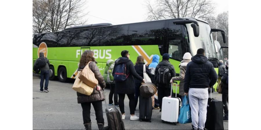 Flixbus hätte die Deutschen um 20.40 Uhr nach Hause fahren sollen. (Symbolbild)