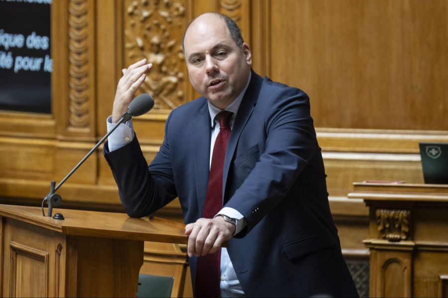 «Kommissionsprotokolle in eine Cloud zu laden, geht unter keinem Titel», ärgert sich der Zürcher SVP-Nationalrat Mauro Tuena. (Archivbild)