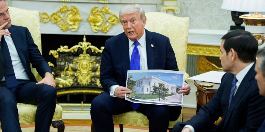 Der rund 8000 Quadratmeter grosse Ballsaal soll über eine Lobby und eine Brücke mit dem Hauptgebäude verbunden werden, sagte Trump.