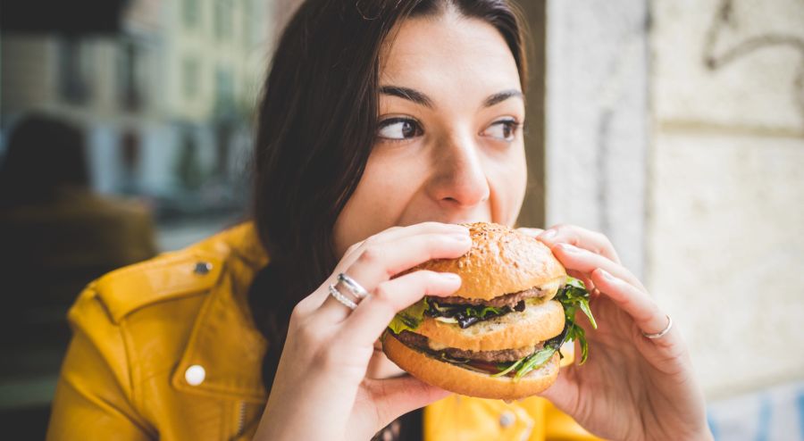 Frau isst Burger