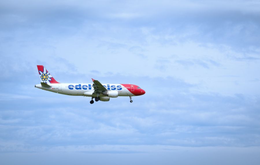 «Wir können nicht bestätigen, dass unsere Flugzeuge seit der Gründung von Swiss heute nennenswert höher fliegen.» Dies sagt Swiss-Mediensprecher Michael Pelzer auf Anfrage.