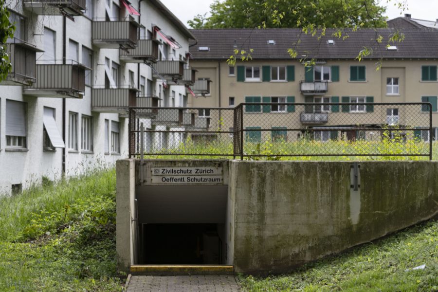 Die meisten Gebäude haben einen eigenen Schutzbunker.
