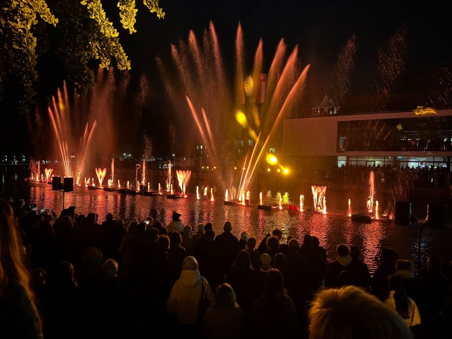 Der Thuner Wasserzauber findet im Aarebecken vor dem Restaurant Freienhof in der Thuner Innenstadt statt.