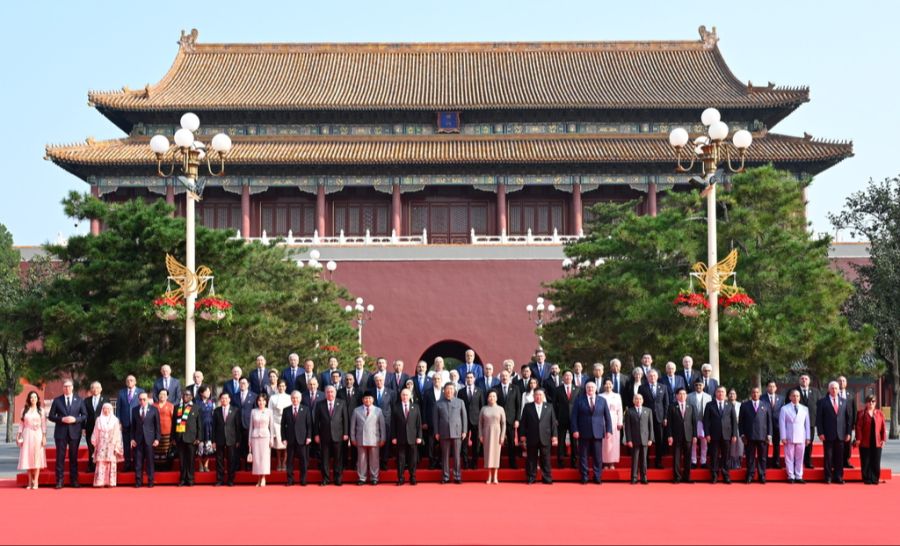 Das Gruppenfoto aus Peking. Ueli Maurer ist in der hinteren Reihe vor der Laterne zu sehen. (hintere Reihe vierter von Links)