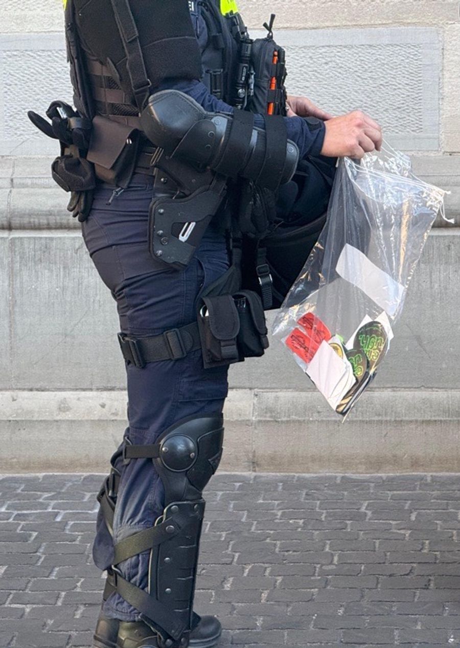 Beim Silent Walk gestern stellte die Polizei Demo-Material wie Kleber sicher.