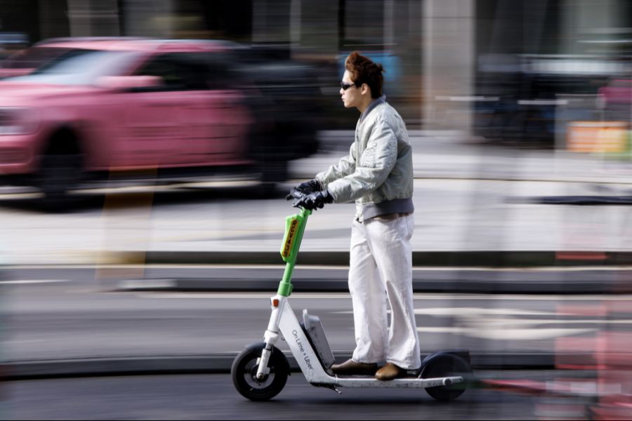 Damit soll die Sicherheit erhöht und die Zusammenstösse mit Rollern und E-Scootern reduziert werden. (Symbolbild)