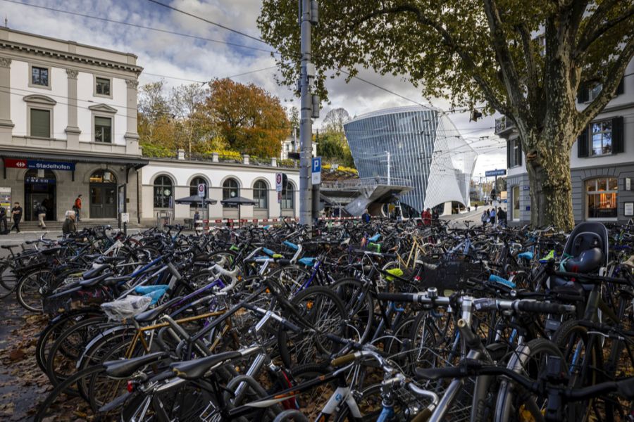 So präsentiert sich das Gebäude vom Stadelhoferplatz aus.