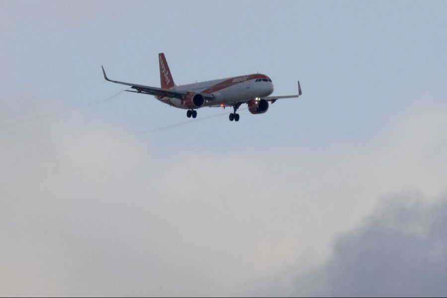 Easyjet erklärt, man beginne immer vor der Ankunft des Flugzeugs mit dem Boarding.