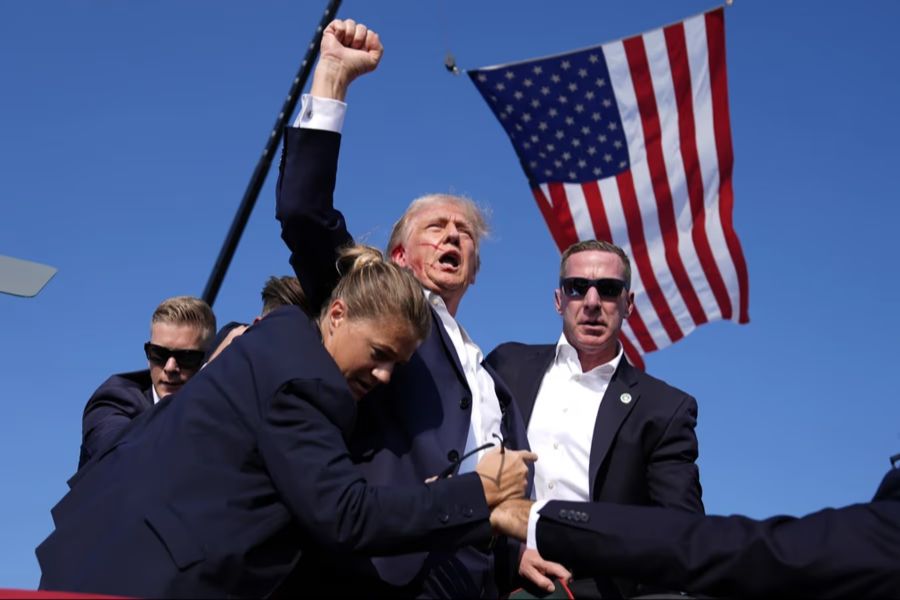 Das Bild ging um die Welt: Trump kurz nach dem Attentatsversuch bei einer Wahlveranstaltung im Juli 2024. (Archivbild)