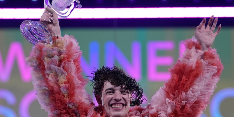 In Malmö hat Nemo 2024 den ESC gewonnen und überwältigt vor Freude die Trophähe in die Höhe gereckt. Doch nun will der Musikstar diese zurückschicken.(Archivbild)