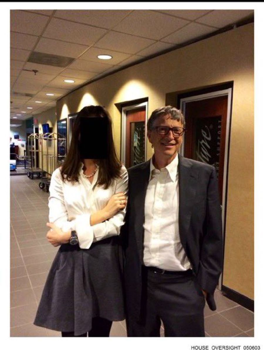 Bill Gates mit einer unbekannten Frau. Der Microsoft-Gründer bedauert mittlerweile öffentlich, Epstein getroffen zu haben.