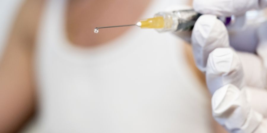 Apothekerinnen und Apotheker dürfen im Kanton Schwyz mehr Impfungen verabreichen. (Symbolbild)