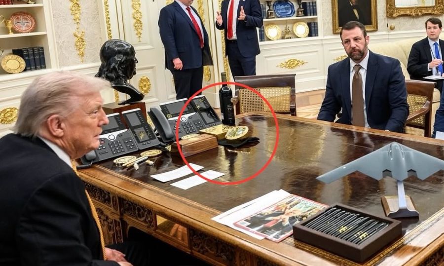 Von Rolex-CEO Jean-Frédéric Dufour erhielt Trump eine speziell angefertigte Tischuhr.