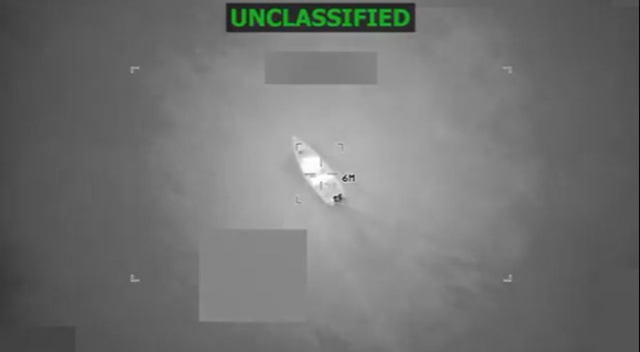 US-Verteidigungsminister Pete Hegseth schrieb: Auf Anweisung  von Donald Trump sei dieses Schiff in internationalen Gewässern attackiert worden. Es sei der venezolanischen Drogenbande Tren d