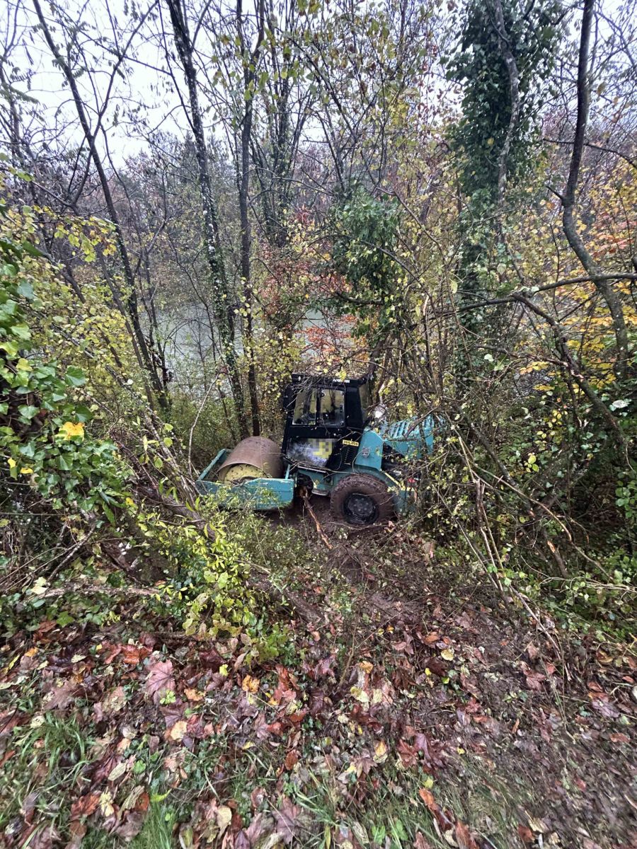 Die Täterschaft fuhr mit einer Walze eine Böschung hinab.