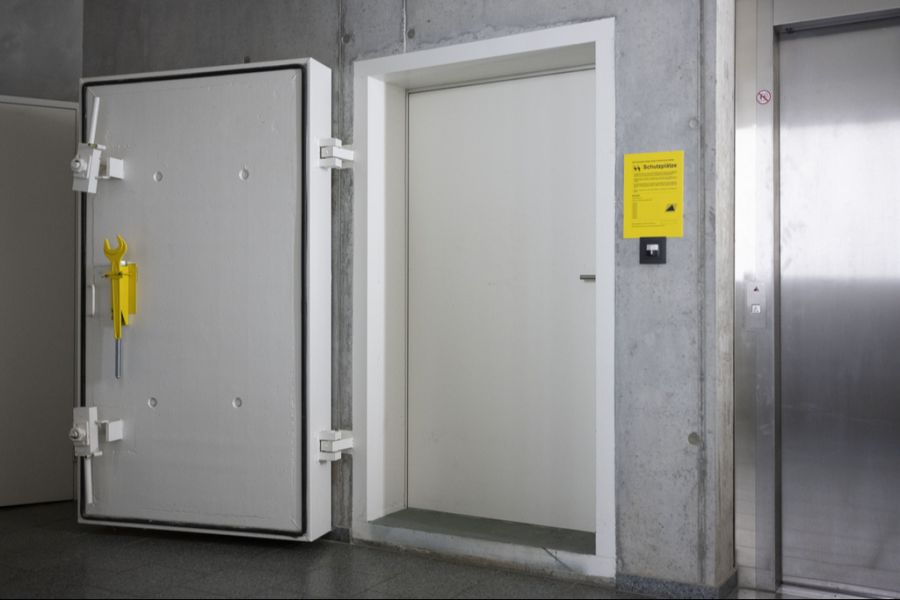 Die sogenannten «Pendler-Bunker» sollen aber vor allem vor konventionellen Waffen sowie deren Splittern, Trümmern und Druckwellen schützen.