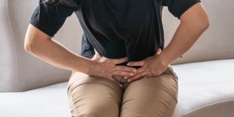 Frau mit Beckenschmerzen