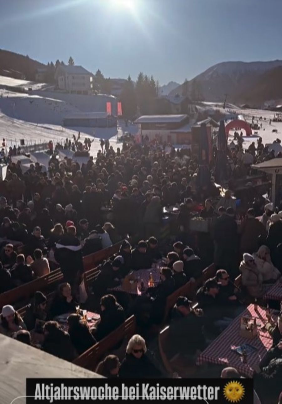 Das Bolgen Plaza in Davos GR vor dem Jahreswechsel: Skifahrer mischen sich mit den Hockeyfans des Spengler Cups.