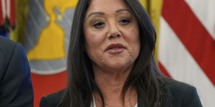 ARCHIV - US-Arbeitsministerin Lori Chavez-DeRemer hört zu, wie US-Präsident Trump mit Reportern spricht. Foto: Alex Brandon/AP/dpa