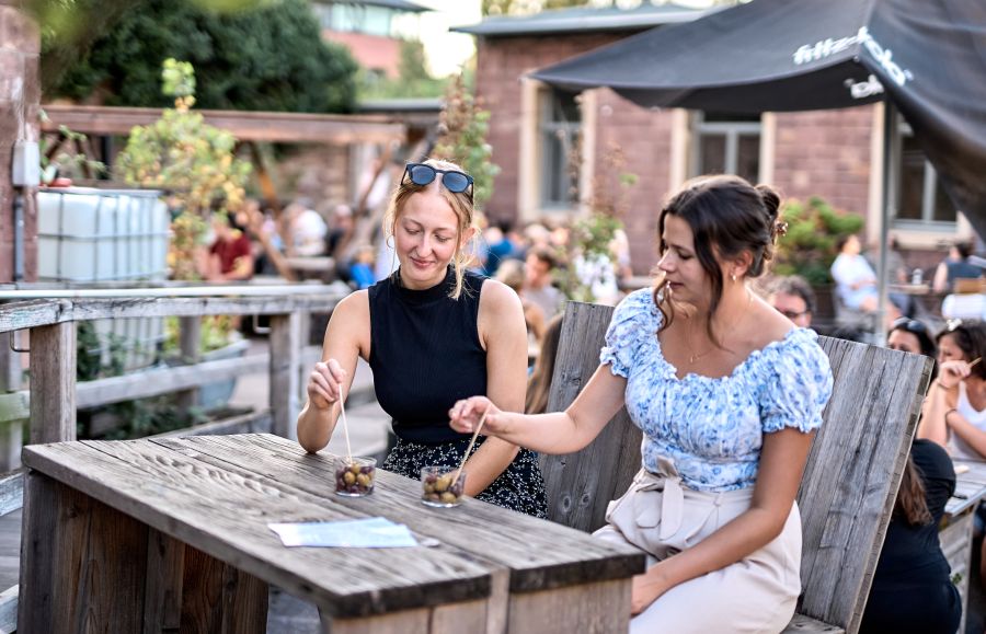 Auf dem Alten Schlachthof erlebst du eine entspannte Biergarten-Atmosphäre.