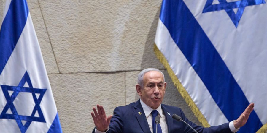 ARCHIV - Israels Ministerpräsident Benjamin Netanjahu spricht vor Abgeordneten in der Knesset, dem israelischen Parlament. Foto: Ohad Zwigenberg/AP/dpa
