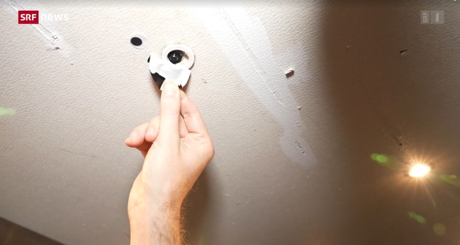 Versteckt in einer Lampenhalterung fand er im Lift eine Kamera.