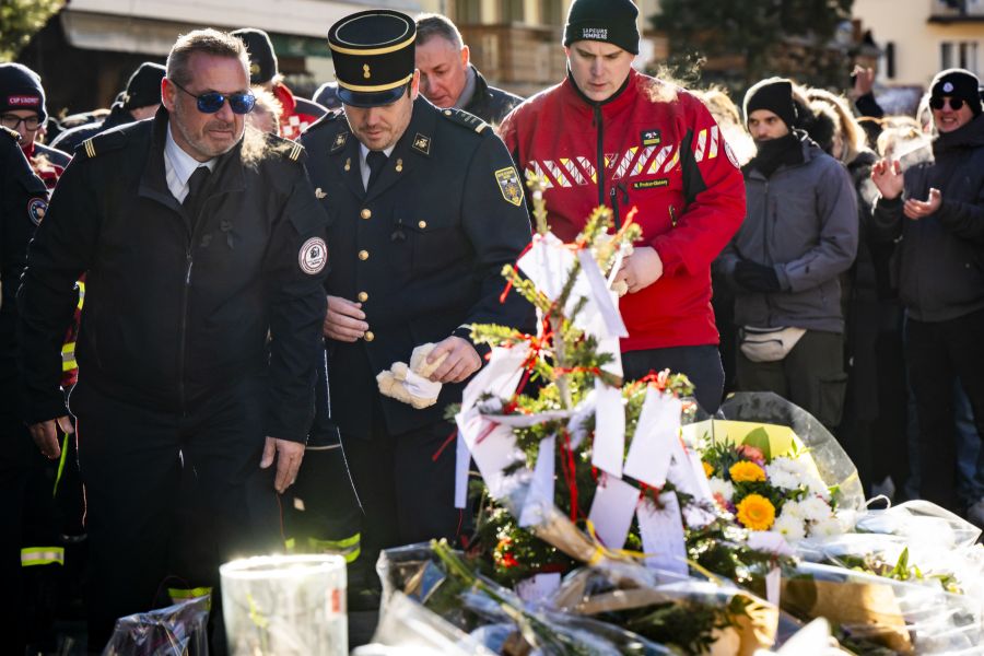 In dem Schreiben wird auch auf das nach dem Vorfall beschlossene Verbot von pyrotechnischen Gegenständen in öffentlichen Einrichtungen hingewiesen. (Im Bild: Trauernde am 4. Januar)