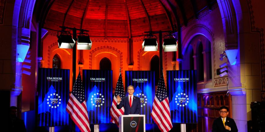 US-Finanzminister Scott Bessent spricht in einer Davoser Kirche, in welcher das USA House eingerichtet wurde. (Archivbild)