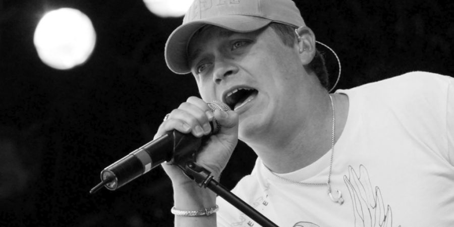 ARCHIV - Der Sänger der Gruppe 3 Doors Down, Brad Arnold, singt auf der Hauptbühne des Festivals «Rock am Ring» am Nürburgring. Foto: Frank May/dpa