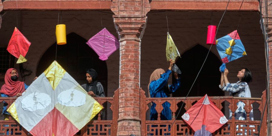 Studenten schmücken ihren Universitätscampus mit einer Vielzahl von Drachen im Vorfeld des dreitägigen Drachenflugfestes «Basant». Die Jahrhunderte alte Tradition markiert den Begi...