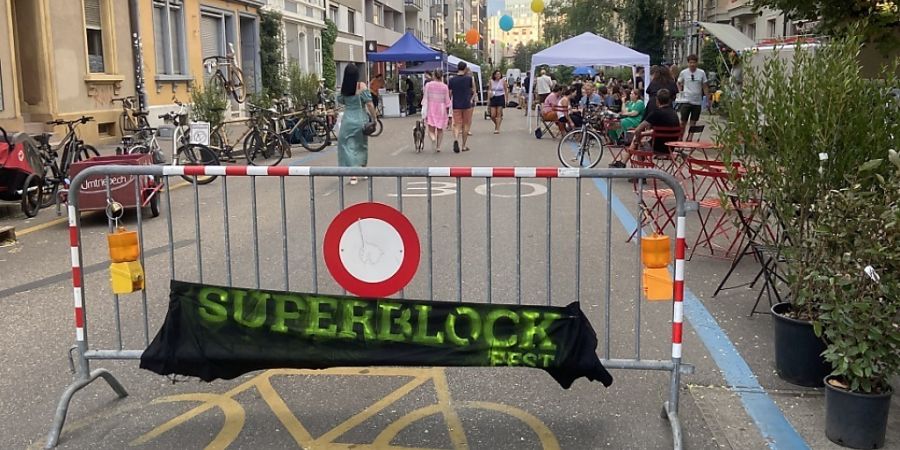Teile des Basler St. Johann-Quartiers haben - wie hier an der Mülhauserstrasse im August 2023 - bereits von sich aus Superblock-Tests durchgeführt. Beim Perimeter Jung- und Fatiostras...