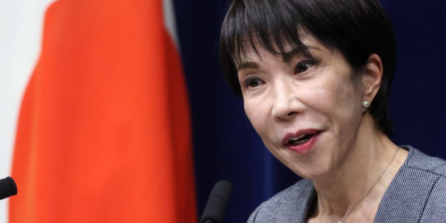 ARCHIV - Japans Premierministerin Sanae Takaichi spricht während einer Pressekonferenz im Büro des Premierministers in Tokio, Japan. (zu dpa: «Bericht über Neuwahl treibt Nikkei 225...
