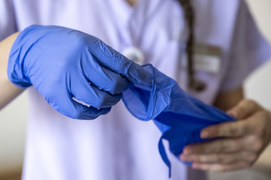 Von den hohen Bussen wären in erster Linie Menschen im Gesundheitswesen betroffen, die mit besonders gefährdeten Patienten arbeiten, sich aber nicht impfen lassen würden. (Symbolbild)