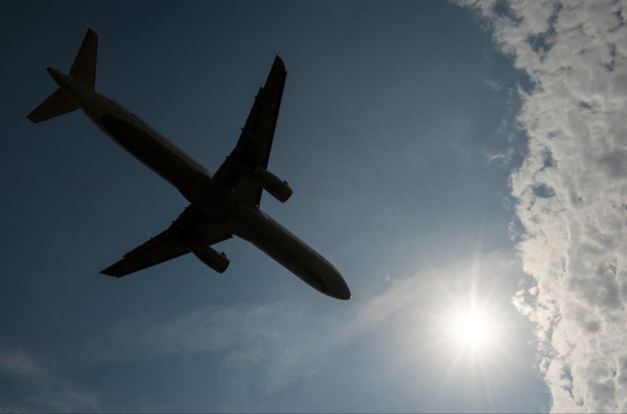 Durch den eingeschränkten Luftraum müssen Fluggesellschaften ihre Routen umplanen. Das führt unter anderem zu längeren Routen und mehr Kraftstoffverbrauch.