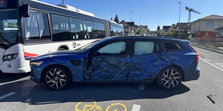 Das Auto erlitt bei der Kollision mit einem Traktor in Fahrwangen AG Totalschaden.