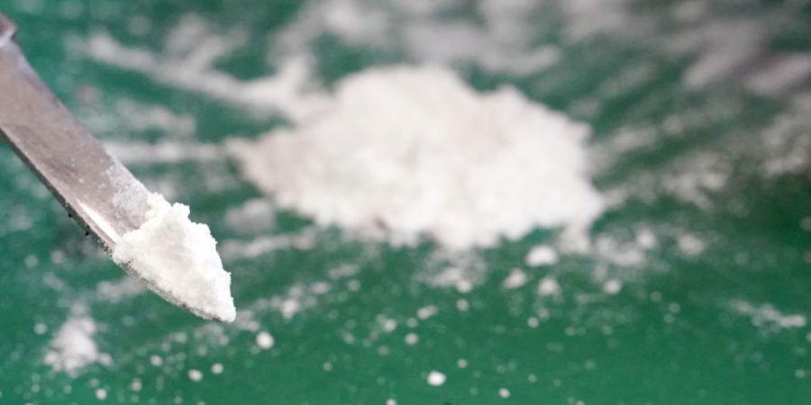 Die Kantonspolizei Solothurn hat in Trimbach SO einen mutmasslichen Drogendealer festgenommen und bei ihm unter anderem gegen 100 Gramm Kokain gefunden. (Symbolbild)