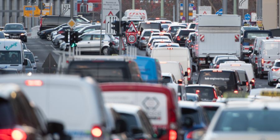 Verkehrslärm belastet in der Schweiz Hunderttausende Menschen (Symbolbild).