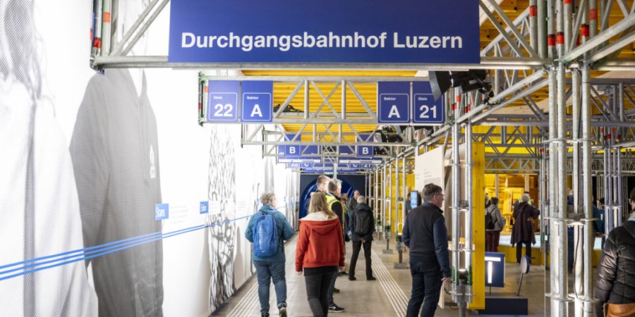 Besucher im Pavillon des Projekts Durchgangsbahnhof Luzern an der Luga 2024. (Symbolbild)